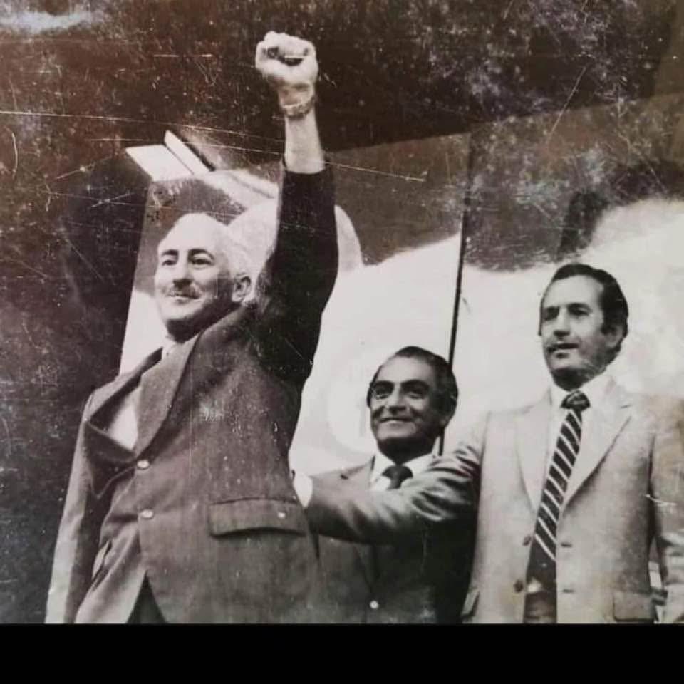 Murió Rodrigo. La Patria pierde uno de sus mejores hombres. Deja un enorme legado intelectual y una enseñanza profunda de como hacer política desde la honestidad. 

En la foto, con Jorge Aguirre y mi Padre. Hoy estarán conversando en algún rincón del infinito. 

#RodrigoBorja