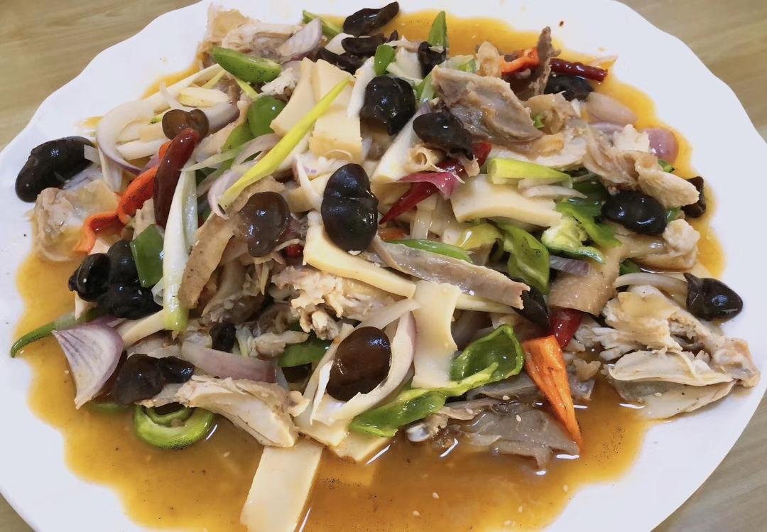 椒麻鸡
椒香麻爽开胃过瘾，夏日佐餐必备佳肴。
Fragrant with Sichuan peppercorn and numbing to the palate, it is a must-have appetizer for summer meals.