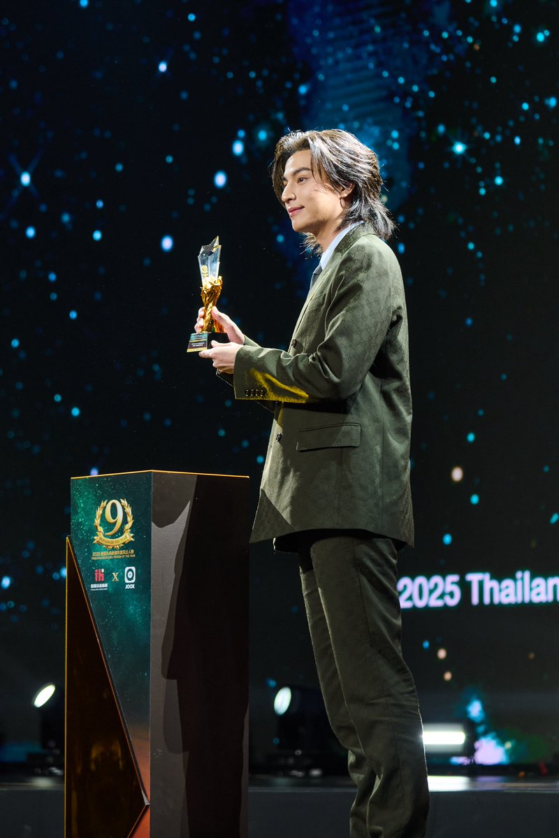 tb_entofficial's tweet image. ขอแสดงความยินดีกับ “กลัฟ คณาวุฒิ” ที่ได้รับรางวัล 2025 Thailand Headlines Person of the Year - ดาราไทยที่ได้รับความชื่นชอบจากชาวจีนมากที่สุดแห่งปี 🎉

@gulfkanawut 
#PersonOfTheYearAwards2025 #ThailandHeadlines #2025ThailandHeadlines #GulfKanawut