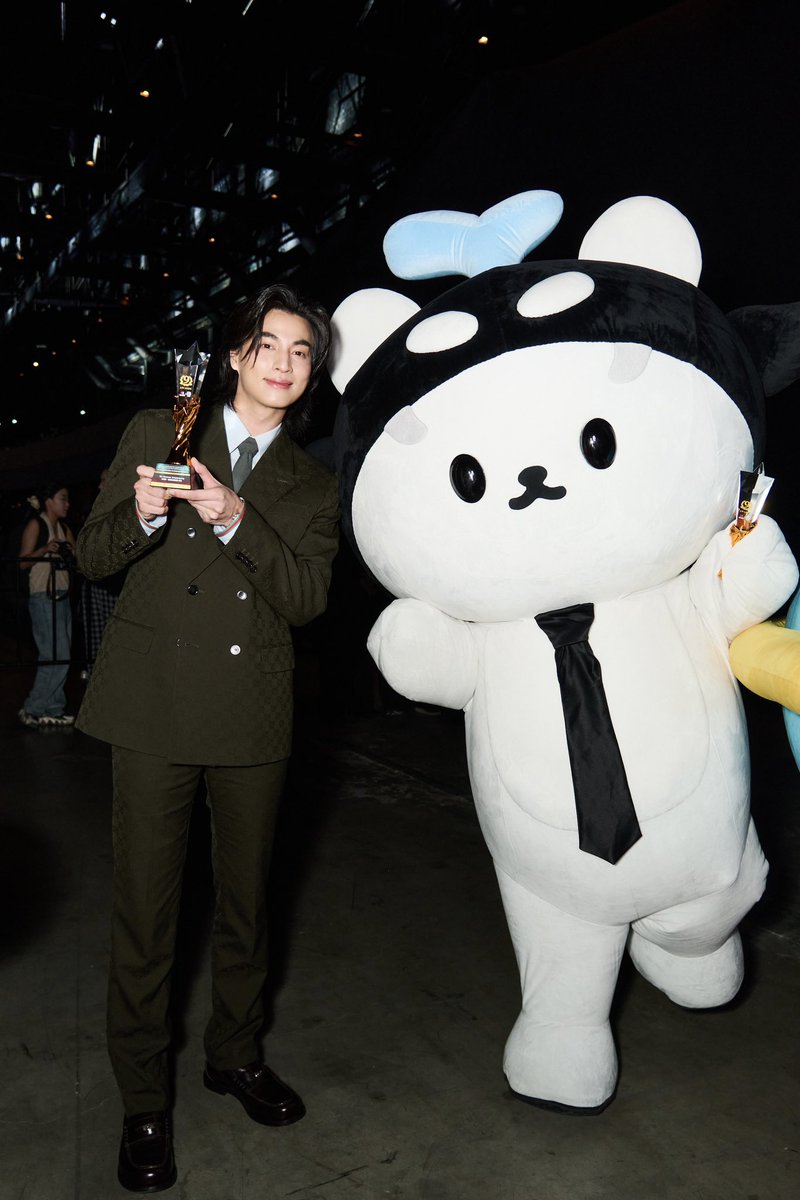 tb_entofficial's tweet image. ขอแสดงความยินดีกับ “กลัฟ คณาวุฒิ” ที่ได้รับรางวัล 2025 Thailand Headlines Person of the Year - ดาราไทยที่ได้รับความชื่นชอบจากชาวจีนมากที่สุดแห่งปี 🎉

@gulfkanawut 
#PersonOfTheYearAwards2025 #ThailandHeadlines #2025ThailandHeadlines #GulfKanawut