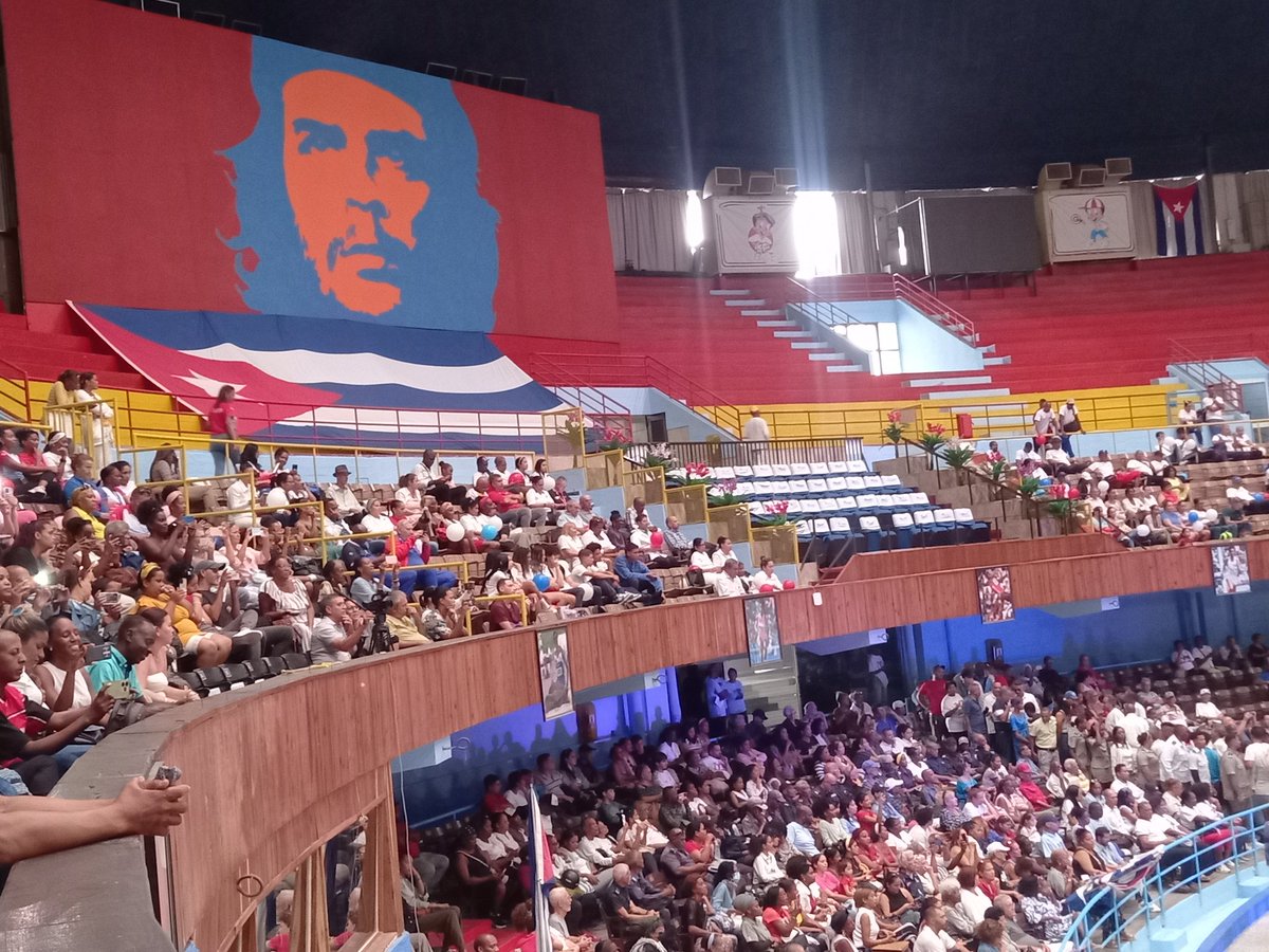 Anaysbvr's tweet photo. Maravilloso acto municipal en el #Cerro por el 67 Aniversario del Triunfo de la Revolución Cubana. Con la imagen del Guerrillero Heróico y la bandera nacional reafirmamos nuestro compromiso patriótico. 
#CTMonte
#ElCerroTieneLaLlave
#EtecsaConCuba https://t.co/BrLZ8VgCXO