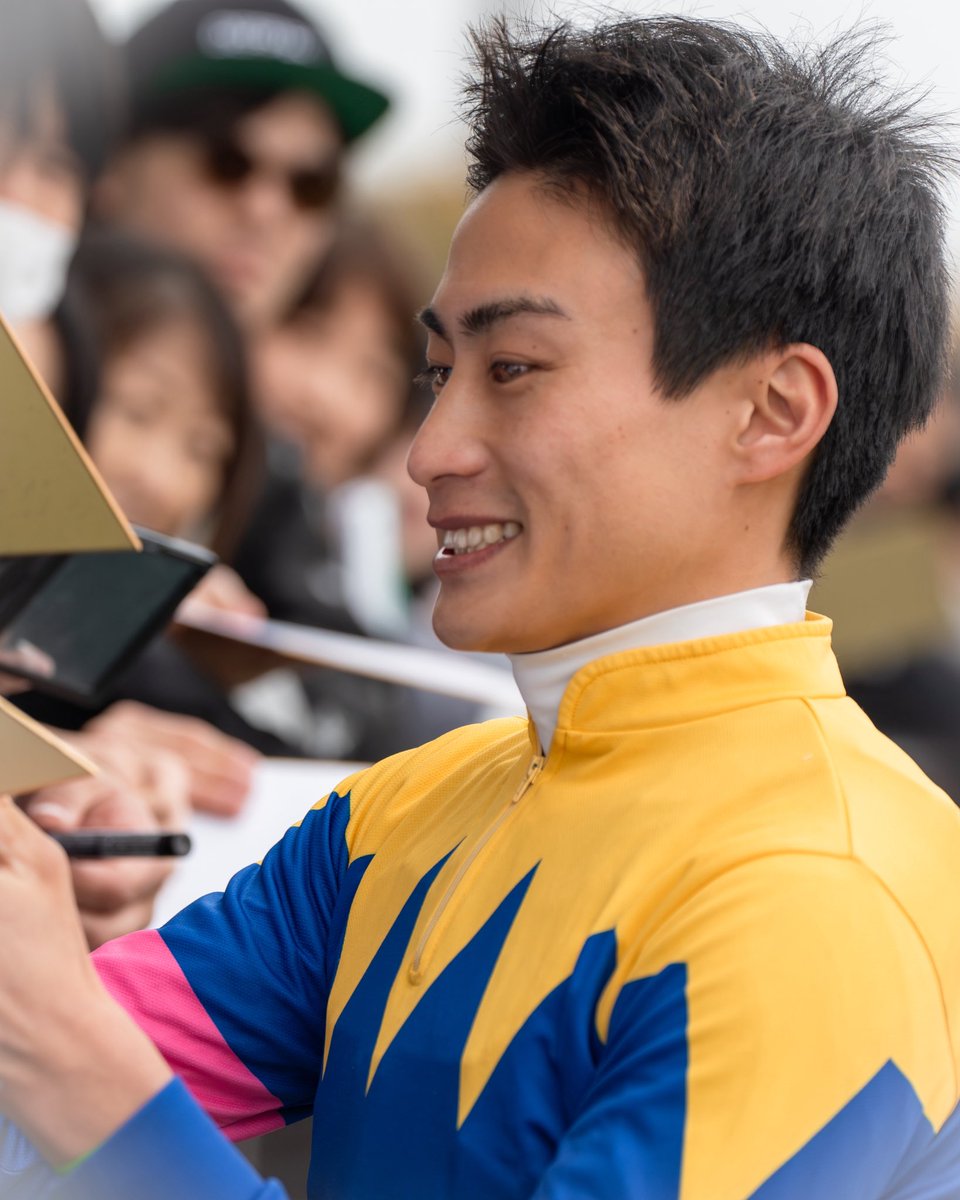 Romo520sunset's tweet photo. 富田くんが今年の3月にサウンドモリアーナで
勝ってその後連続騎乗だから全員には書けなくて
勝ったらまた書きにきます。って言うて
最終レースでソルトクィーンでハナ差で勝って
雨の中全員にはサインを書いたのが
本当にかっこよかったって話

この話多分老人になっても一生する気がする https://t.co/DN1ZpgwbOa