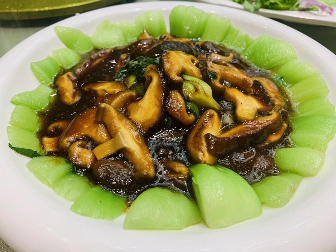 野生山蘑菇
山林馈赠天然鲜，清炒炖煮皆是珍馐。
A natural gift from the mountains, it is a delicacy whether stir-fried or stewed.