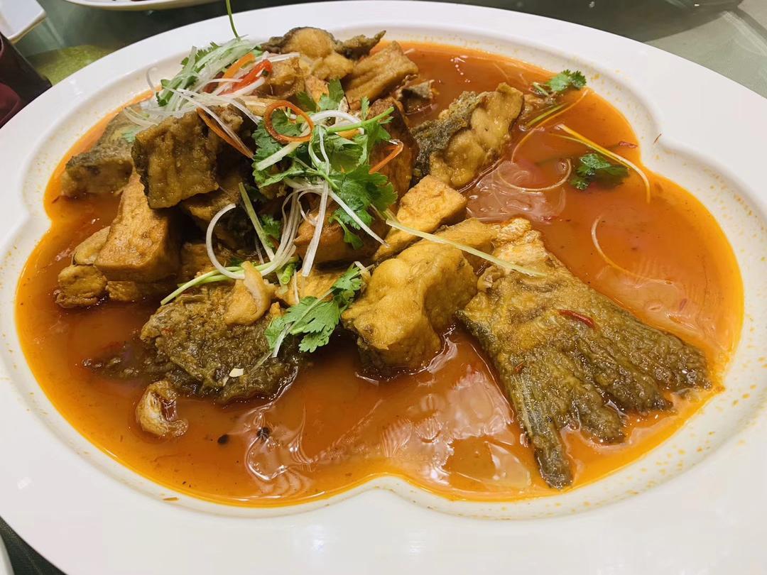 伊犁河鱼
活水滋养肉质鲜嫩，清蒸红烧鲜味十足。
Nourished by flowing water with tender meat, it is full of freshness whether steamed or braised in brown sauce.