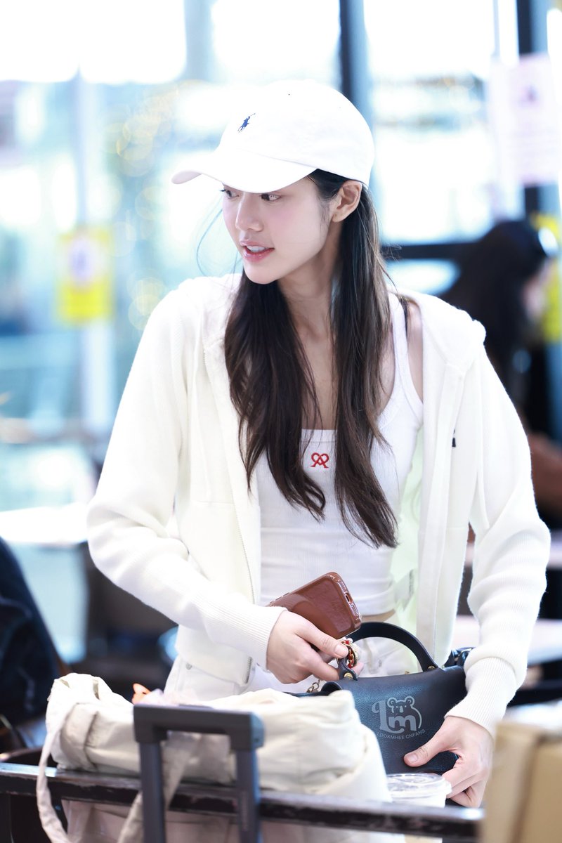 Lookmheecnfans's tweet photo. 𝒃𝒌𝒌 🛫𝒇𝒖𝒛𝒉𝒐𝒖ᵒᵒᵗᵈ

Safe flight🐨

#lmlookmhee #ลูกหมีปัญญาพัชร
#LMSY #ลูกหมีซอนญ่า https://t.co/pcYGOuNwsT