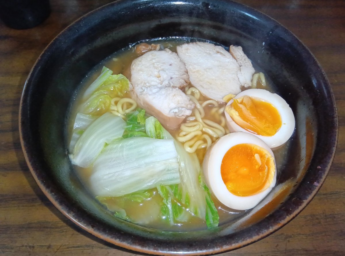 味噌ラーメン出来た 昨日作った鶏チャーシューと半熟煮卵をのせて 食べ