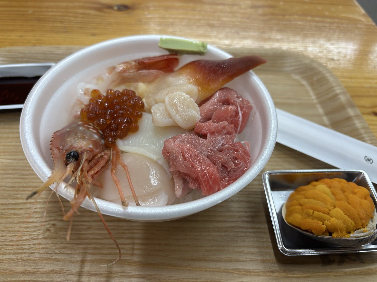 GD_momoco's tweet photo. 釧路の和庄市場で勝手丼ドーン！ https://t.co/3Cp011NzbN