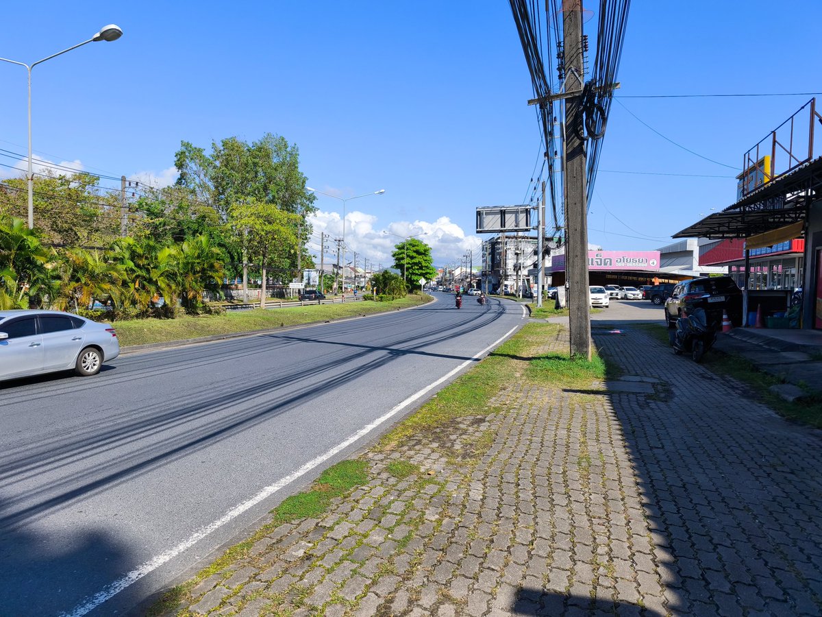 Phuket_Sammy's tweet image. Been one of those mornings. Air compressor died so had to ride the bike to a petrol station to fill tyres for my friend borrowing it.

Then, the old car died and had to get a jump from the neighbours to take it to the garage.

Guess I'll Grab home to regroup. 😂

#expatlife