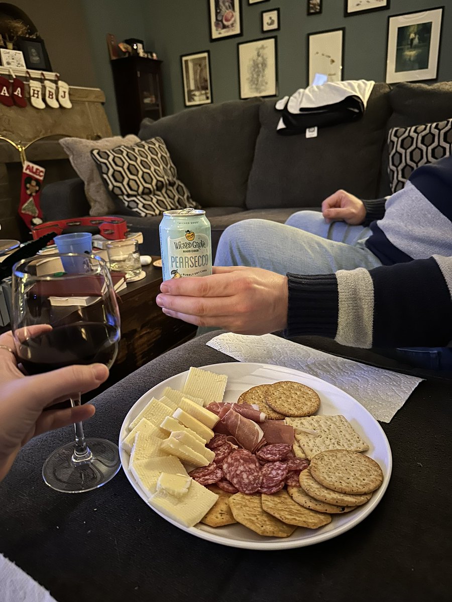 PixieBoot1's tweet image. Nothing better than girl dinner with your 6’3” linebacker of a male roommate while watching Clue, I’ll tell ya what.