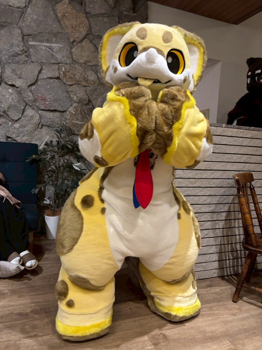 えー⁈お菓子くれるの？🍭✨

#FursuitFriday
#ふぁーにばる3