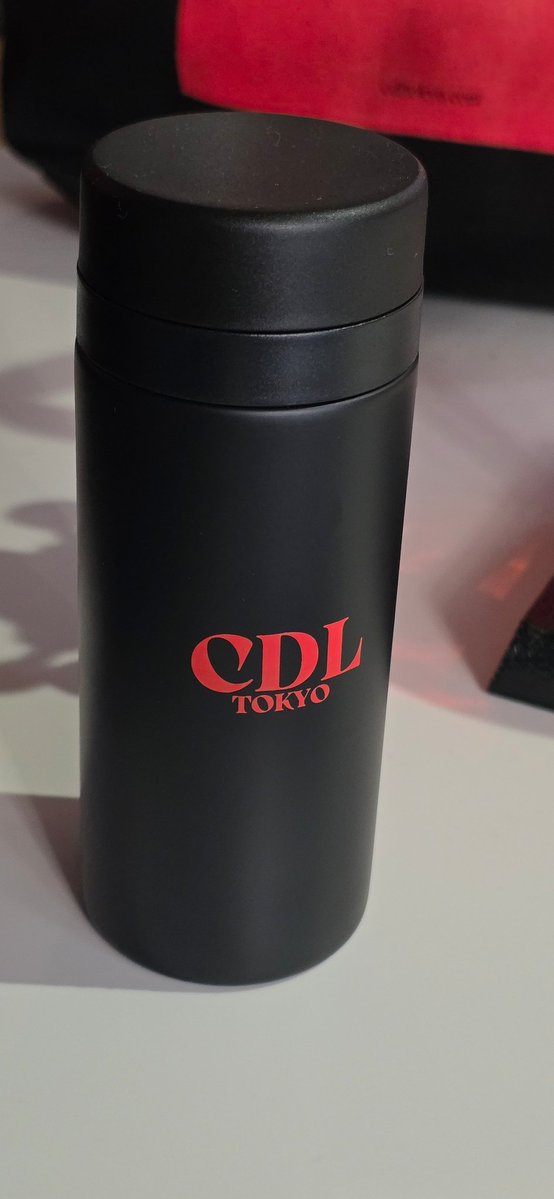 これは10万ご購入したらもらえるノベルティのタンブラーですよ。みんな