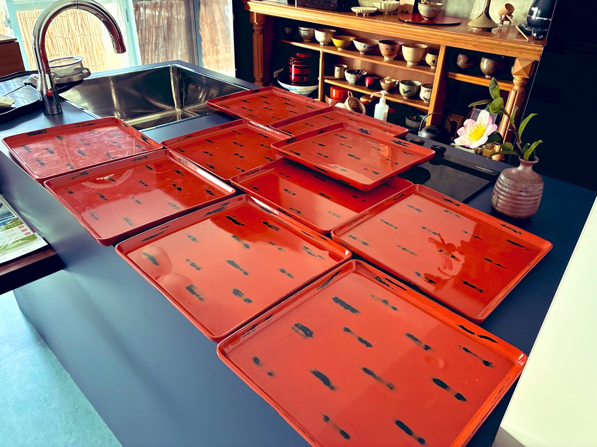 輪島塗 布着本堅地 お吸い物腕のお膳を開いてみた このお膳は見たこと