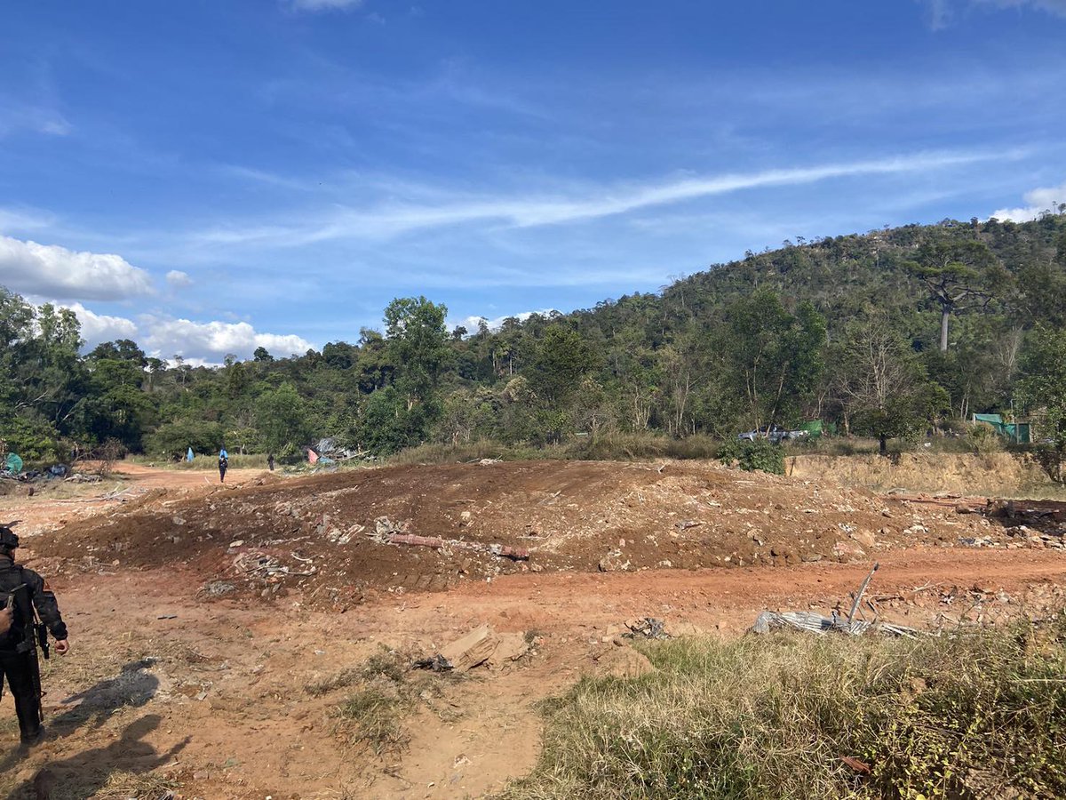 ทหารช่างเผยภาพ "เคลียร์พื้นที่" ช่องอานม้า -อนุสาวรีย์ตาอม

กองพันทหารช่างที่ 202 กรมทหารช่างที่ 2 ได้เผยแพร่ภาพภารกิจปฏิบัติต่อที่หมาย ในการทำลายอนุสาวรีย์ตาอมให้สิ้นสภาพ ภายหลังจากหน่วยต่าง ๆ ได้ดำเนินการยึดคืนพื้นที่เป็นทีเรียบร้อยแล้ว และได้อัญเชิญธงชาติไทยขึ้นสู่ยอดเสา