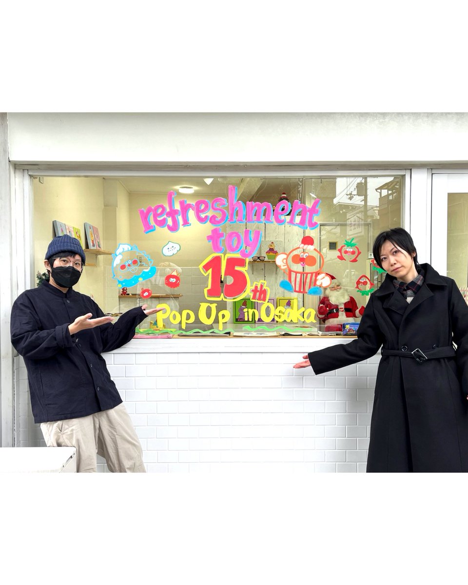 refreshment_aya's tweet photo. リフレッシュメントトイ15周年PopUp in Osaka🌟本日より予約なしで入場できます。

Darkcircle studioさんとウィンドウに追加のイラストを描きました🎨

12/19(金)と12/20(土)は雑貨販売
12/21(日)はイベント限定ソフビとDarkcircle studioさんとのコラボの樹脂製フィギュアを販売します❣️ https://t.co/qzXCL1X1hq