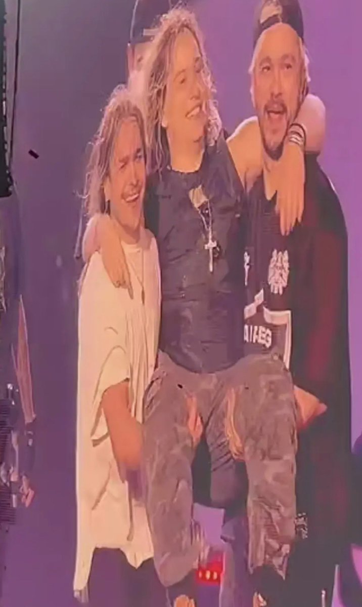 IMPERIOERBAKERO's tweet image. Los mayores haciéndole upita al menor del sindicato 🥹❤️