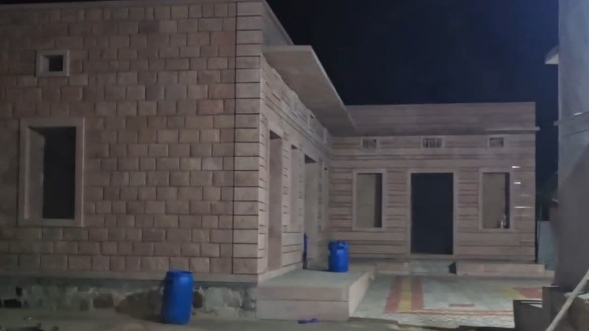 बाड़मेर में एमडी ड्रग फैक्ट्री का भंडाफोड़, लकड़ी के कारखाने की आड़ में चल  रहा था नशे का खेल https://t.co/3dBFEi5V4D #ड्रगमाफिया #एमडी ...