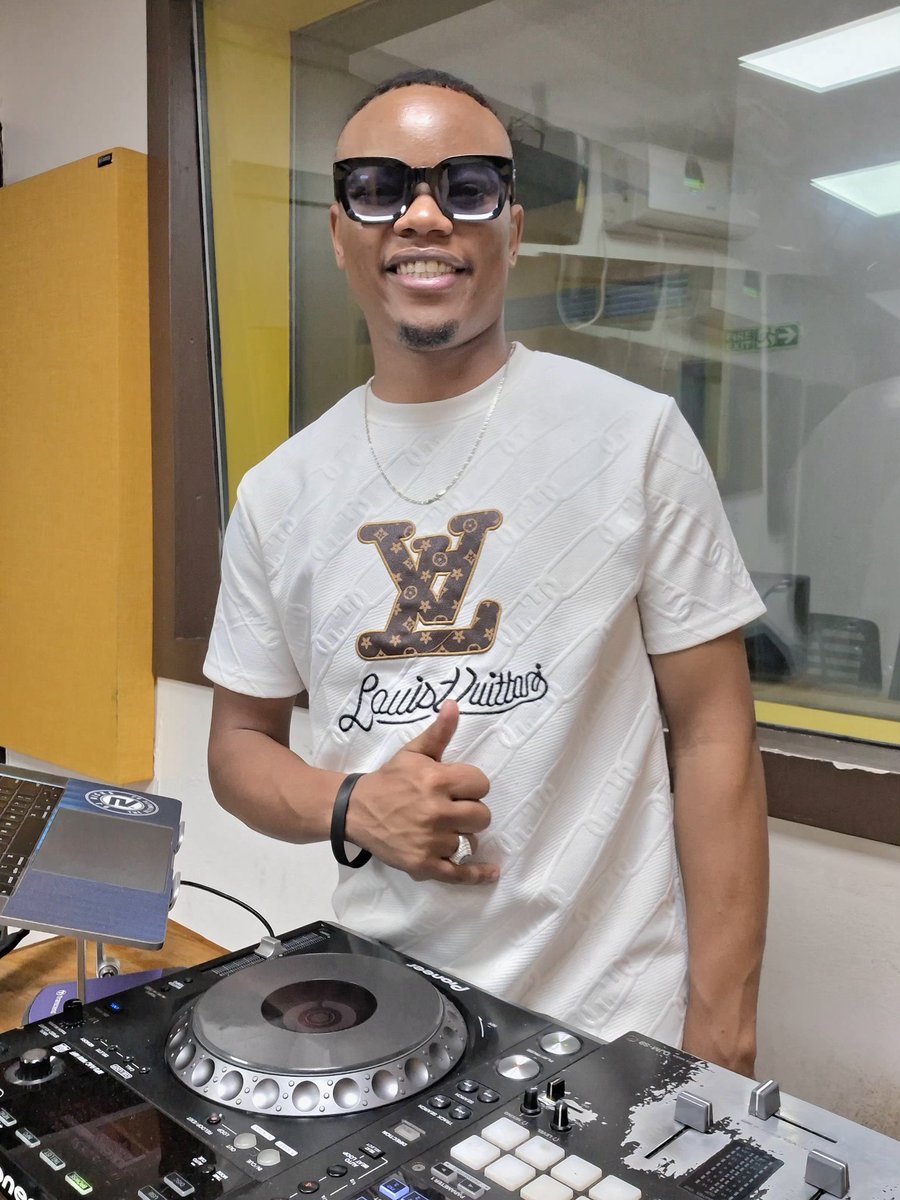 DJRICKSKENYA's tweet image. Sauti Fresh, Vibez Legit #Brekko Ngware @GhettoRadio895 6-10AM
TUNE INNN!!!

CAT 1 Morocco Asahi The Lord