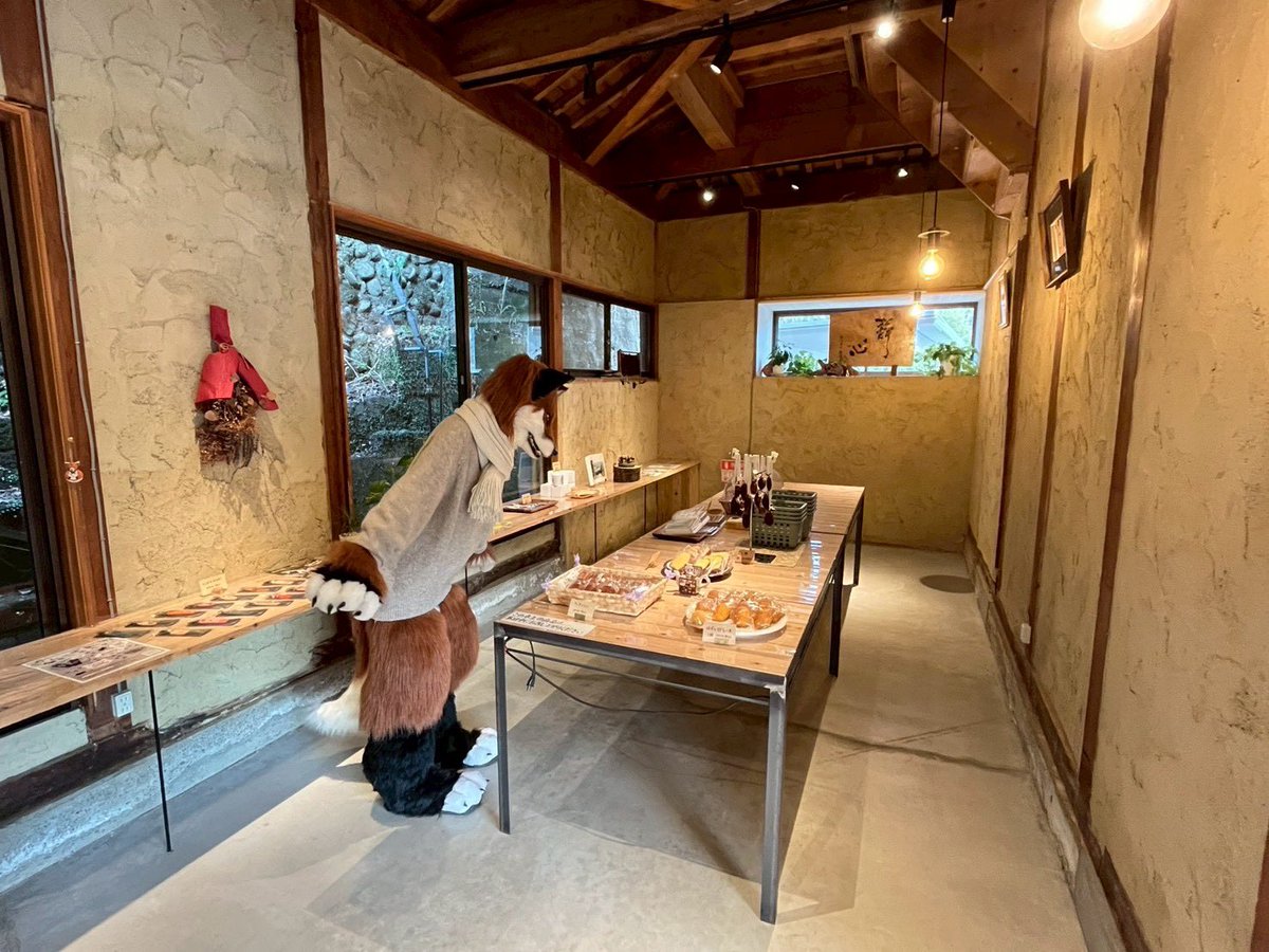 #やまいぬカフェ  物販もあるみたい。なにやら美味しそうなものまで…🦊