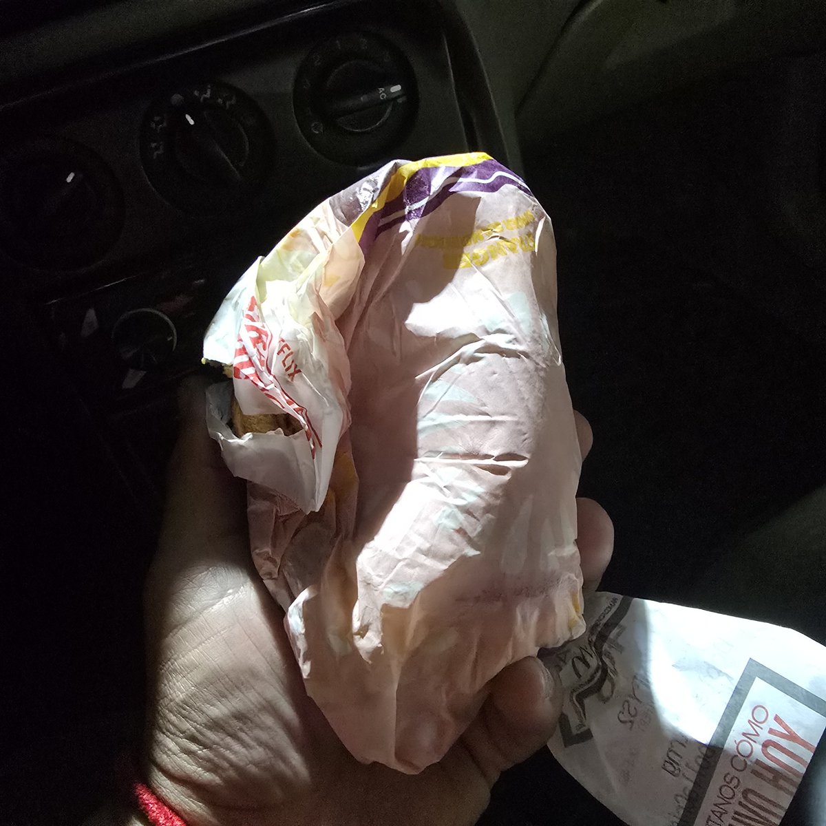 Ale_JVB's tweet photo. @McDonalds_Ar Linda calidad cuando uno pide por la app, despues 0 respuesta, el asesor por la app no respondio y por el 0800 no dio respuesta. https://t.co/fepNXcx6zG