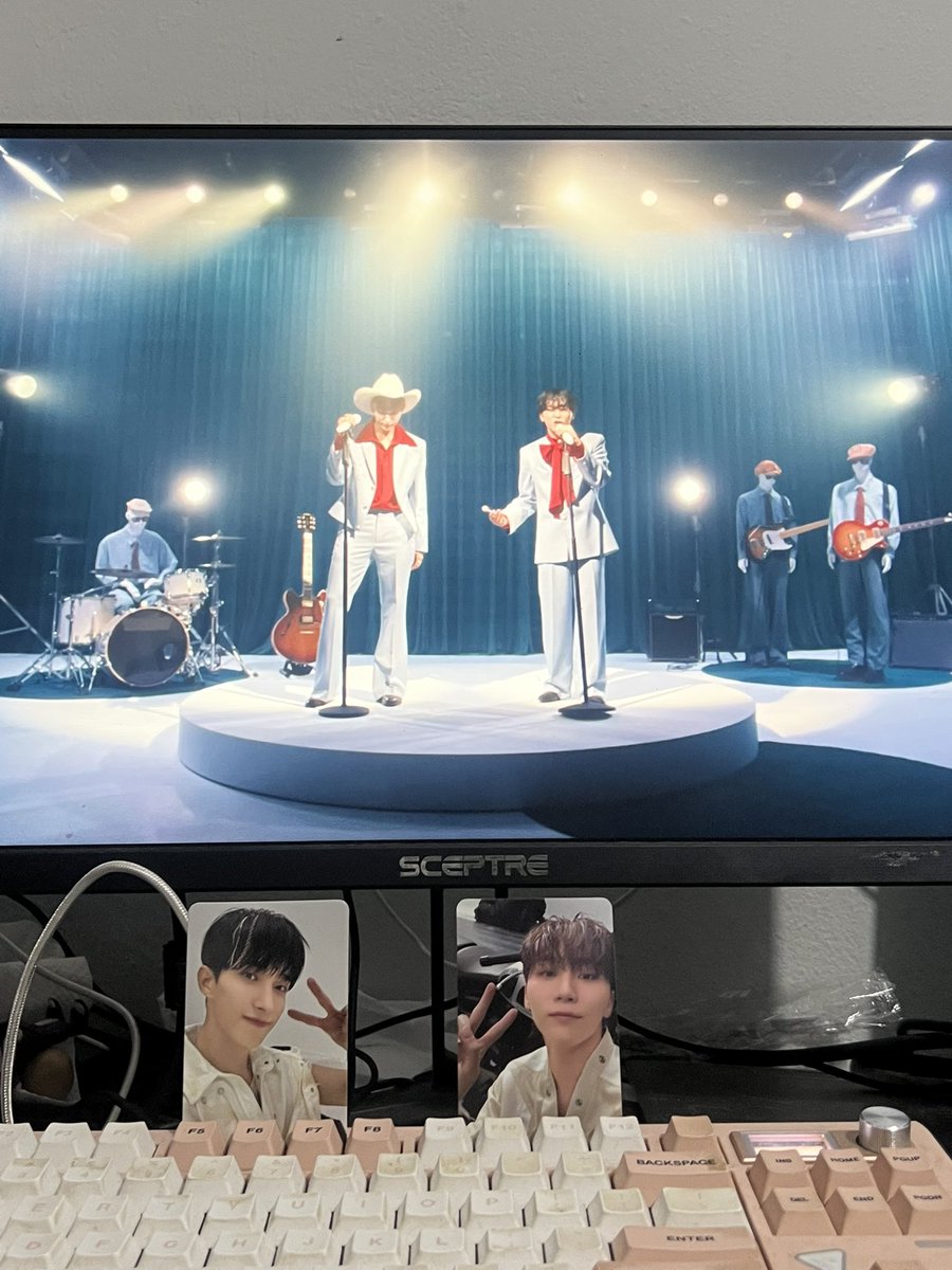 finalvayne's tweet image. watching dkxsk cover with dkxsk photocards