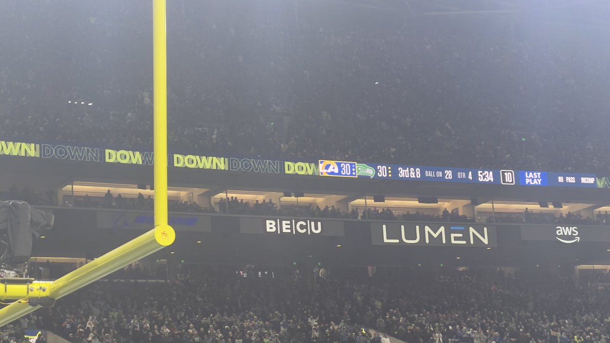 latinocultural's tweet photo. Juego empatado 30-30

#GoHawks
#12s
#12thMan
#WeAre12
#HawksNation https://t.co/Gq2ynQVYdL