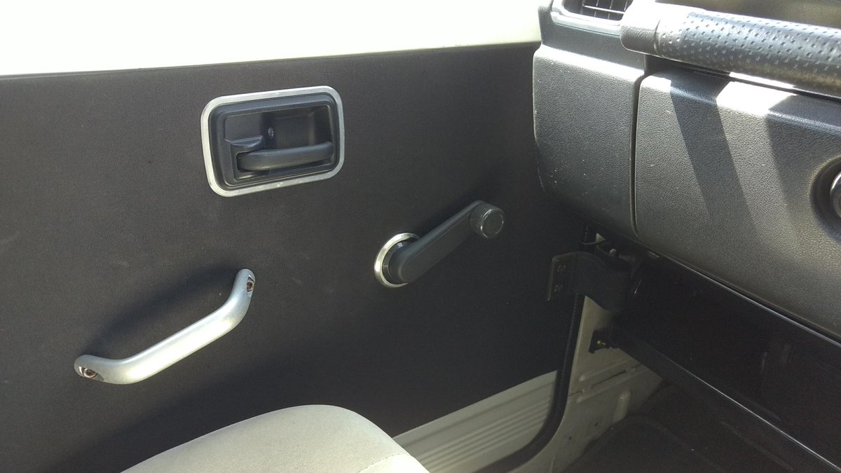 labo_jim's tweet image. JA11の窓のハンドル… 機能は純正が最強、でも見た目が地味…。そこで無駄に（失礼）美しいアルミ削り出しリングを開発しました✨ 　正直誰も気づきませんが、自分が満足すればそれが正解。これがJA11歴20年の執念です。 好評発売中↓
jimlabo.net/item-2/4236/

#ジムニー #JA11 #JimLabo #DIYカスタム