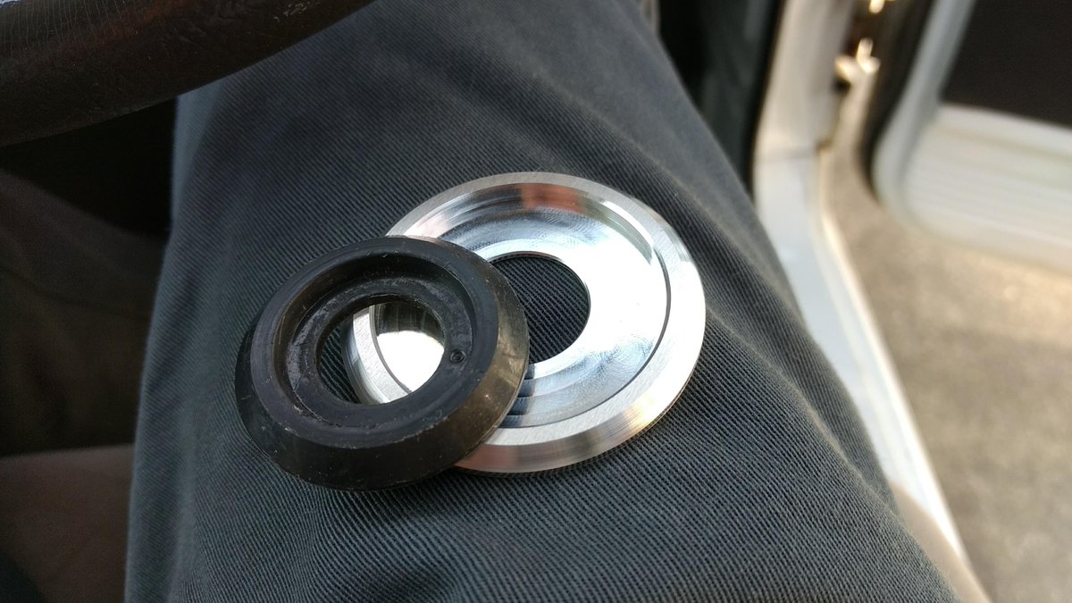 labo_jim's tweet image. JA11の窓のハンドル… 機能は純正が最強、でも見た目が地味…。そこで無駄に（失礼）美しいアルミ削り出しリングを開発しました✨ 　正直誰も気づきませんが、自分が満足すればそれが正解。これがJA11歴20年の執念です。 好評発売中↓
jimlabo.net/item-2/4236/

#ジムニー #JA11 #JimLabo #DIYカスタム