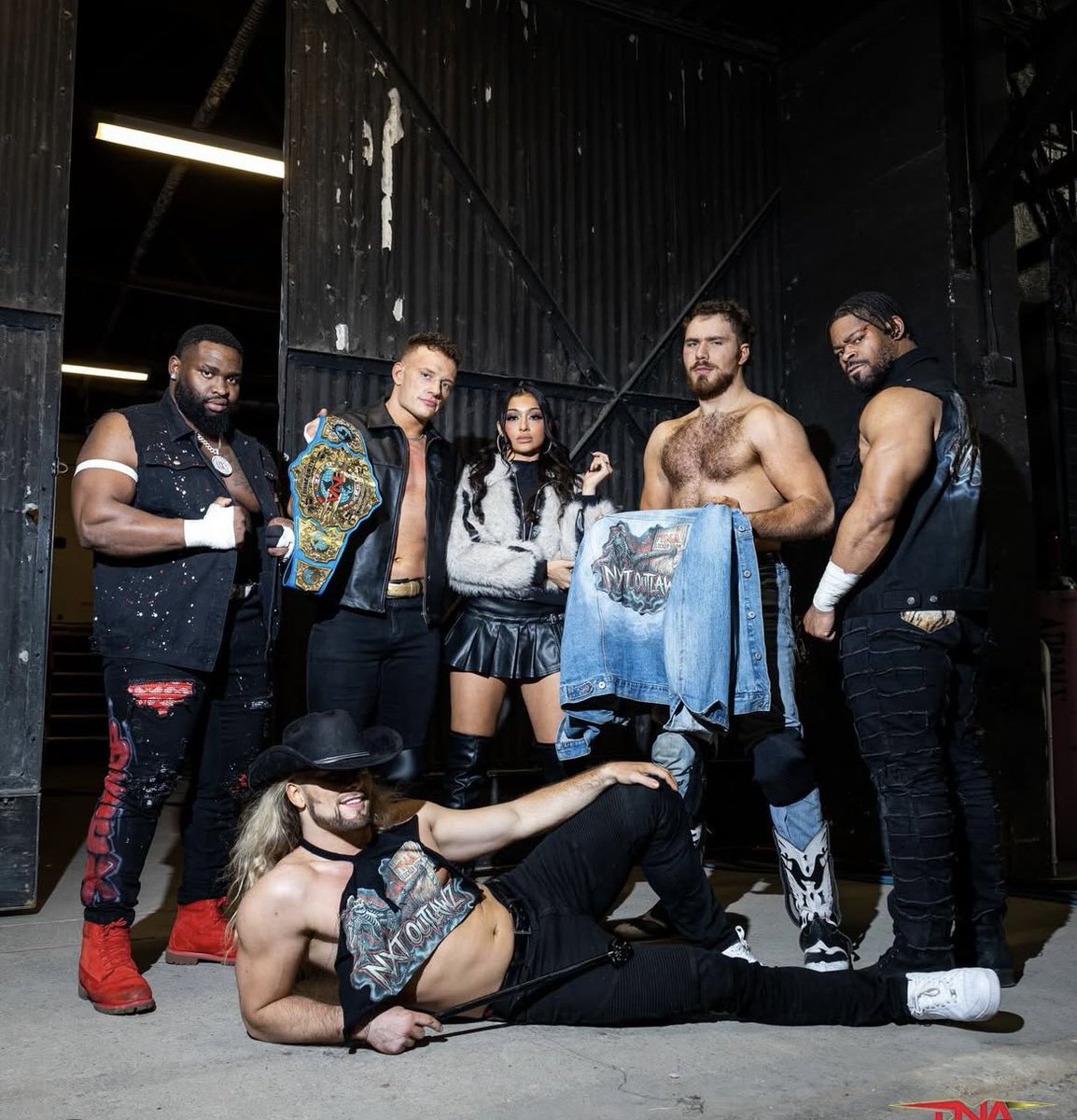 DON’T TRUST ANYONE. tweet media