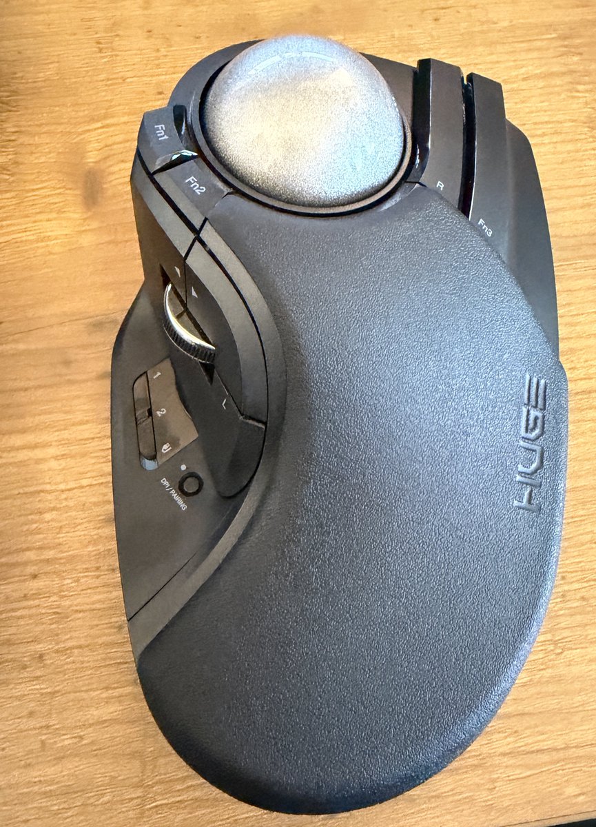 Hakua1evcv's tweet photo. 社長にお願いしたら買って貰えました、
頑張って良かった
今年1番の買い物
HUGEをBTで使えるの最高
ありとあらゆるポインターツールの頂点
トラックボールならばこれ一択
#ELECOM
#HUGEplus https://t.co/7i05ux0xr6