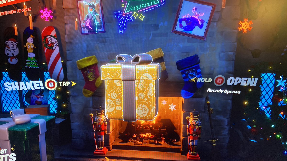 yeetdotca's tweet photo. @Fortnite @EpicGames i cant open gifts 
They all say they are already opened https://t.co/BkWcdlMIIU