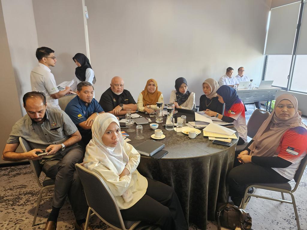 Pengarah Kerja Raya Melaka, Tuan Ir. Hj. Mohamad Salzeli bin Moktar pagi ini hadir dalam Bengkel Pemurnian Perjanjian Tambahan Bagi Perjanjian Konsesi Penyelenggaraan Rutin yang berlangsung di Courtyard Melaka.