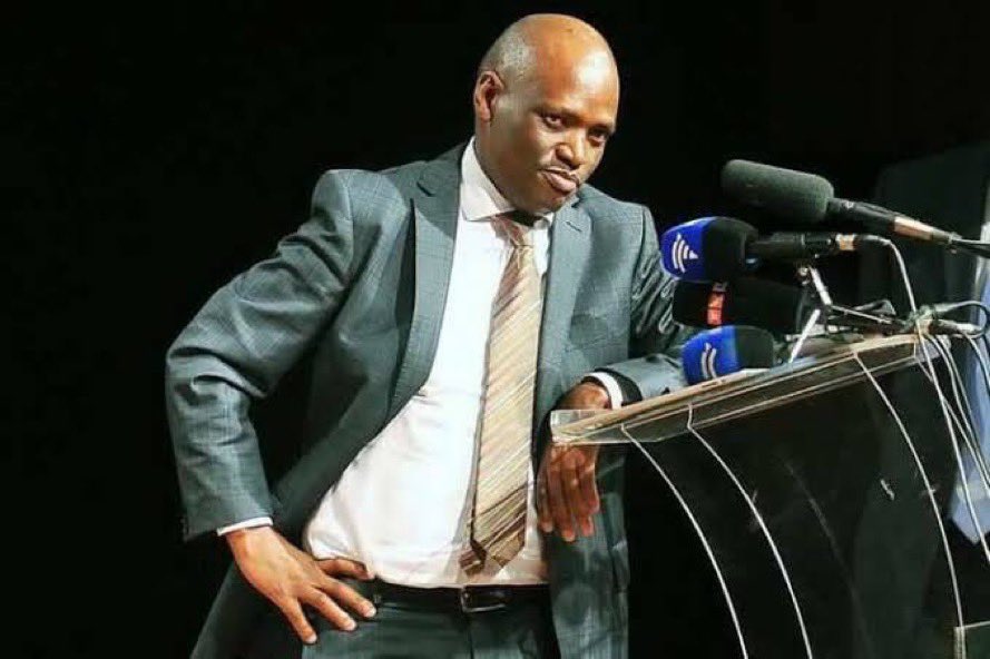 AdvoBarryRoux's tweet image. What do you gain from fighting for South Africans? What happened to Hlaudi Motsoeneng? The very artists he fought for did nothing to defend him. What happened to DJ Warras, Sindiso Magaqa, Thabiso Zulu, Jimmy Mohlala, In this country, you are better off minding your own business.