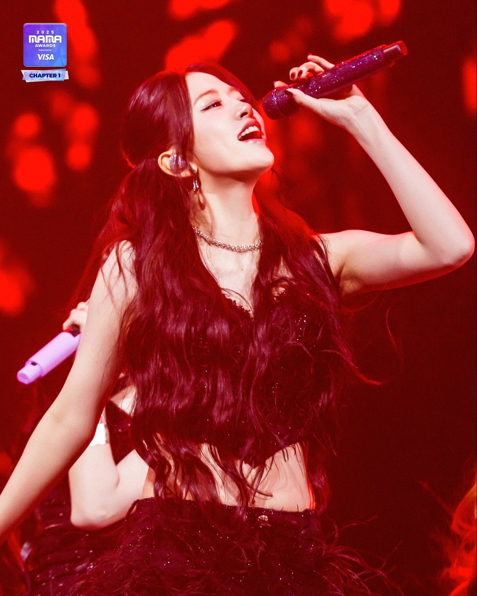 MnetMAMA's tweet photo. [#2025MAMA] revIVE me 📷

🎙️IVE

HEAR MY ROAR, UH-HEUNG
2025 MAMA AWARDS

#MAMAAWARDS #2025MAMAAWARDS https://t.co/314B48Koh2