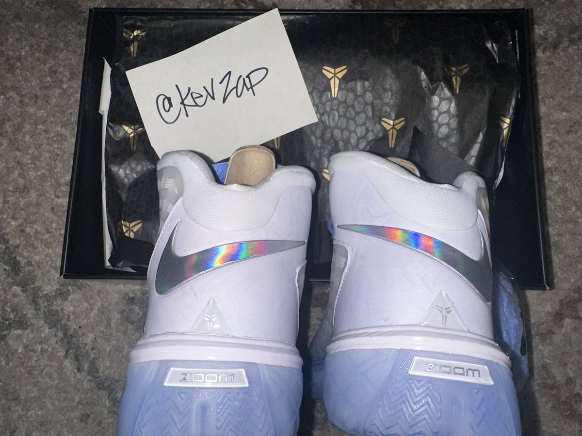 k3vupinhere's tweet photo. @SOLELINKS #MailCall Kobe 3 Protro  Royal Pulse x Jack Frost ❄️ x Sheath Logo Ornament https://t.co/WsMrhRvhIE