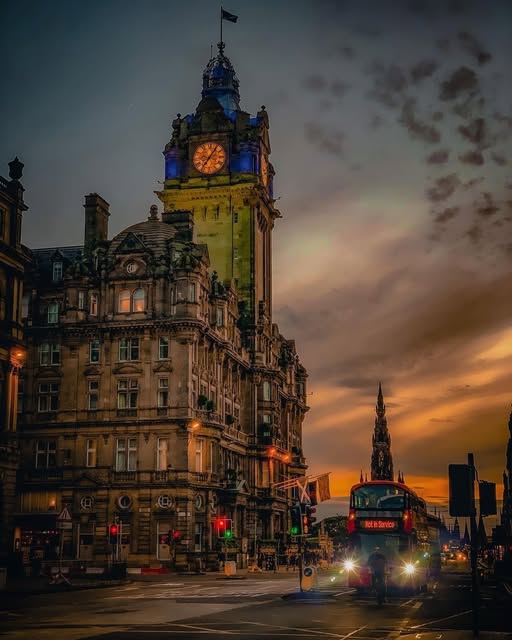 Scottish_Banner's tweet image. Since opening in 1902, #BalmoralHotel’s clock has been set 3 mins fast to ensure passengers don’t miss their train.The only day the clock runs on time is on 31 Dec for the New Year celebrations.
📸IG/ferdinand.espino via #visitedinburgh
#Edinburgh #Scotland #ScottishBanner