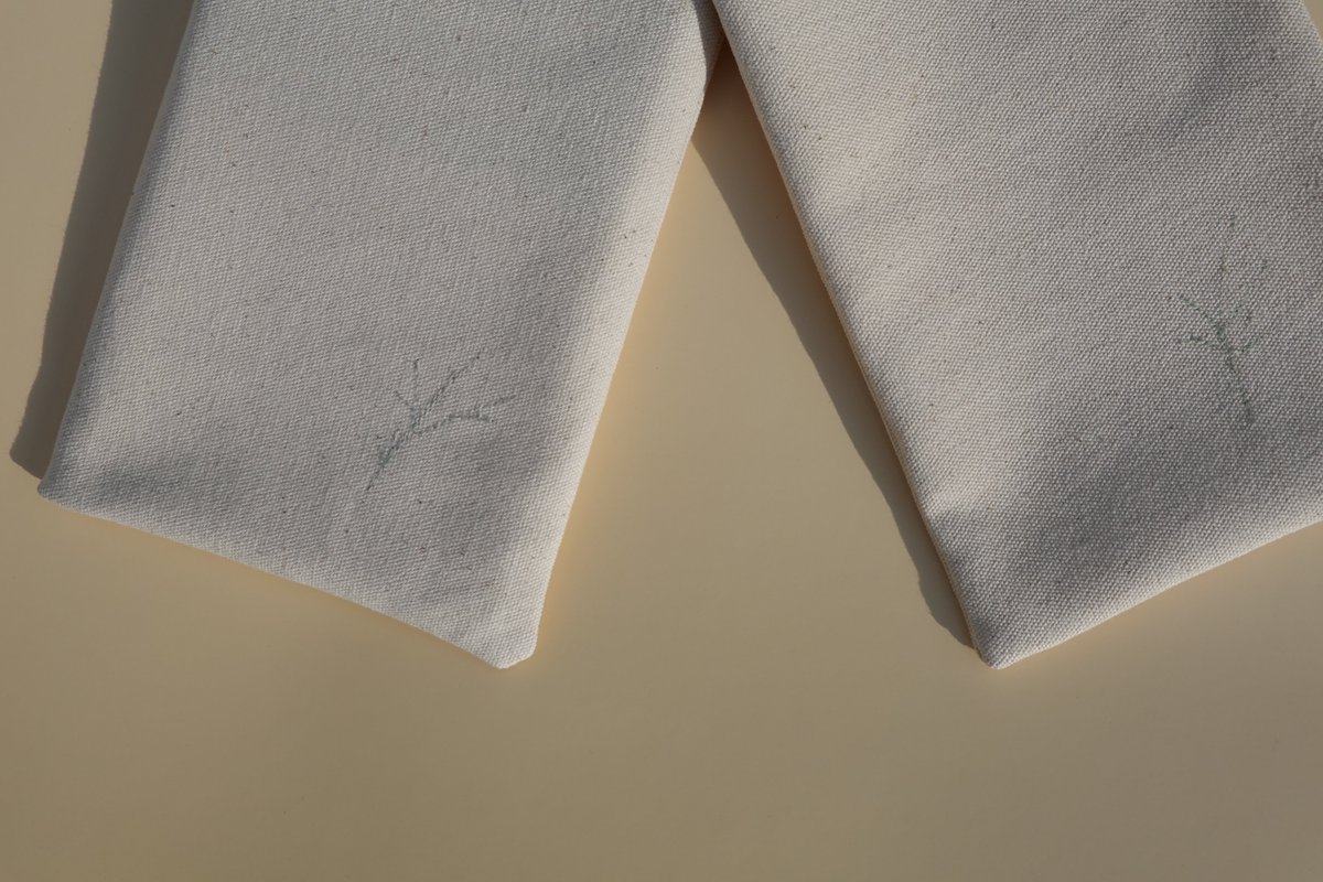 changbiedubook's tweet image. #RT이벤트 #RT       

진짜 마지막 이벤트,
문구와 음악을 만드는 가게, 풀풀(@pulpul_official) 과 준비했습니다.

RT 추첨 10분께 풀풀의 시집 주머니와 『우연한 작별』을 드립니다. 풀풀에서 시집 주머니를『우연한 작별』에 딱 맞춰 새로 작업해 주셨어요. 많은 분께 가닿을 수 있도록 널리…