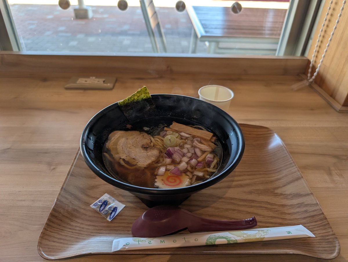 magservogs10's tweet photo. 今日のお昼は
道の駅たがみでしょうゆラーメン
コシのある中太麺が泳ぐのは少し濃いめの醤油スープ
そしてきざまれた紫玉ねぎと田上がんばるネギの甘みがそれを中和させるちょうどいいあんばい

田上がんばるネギを前面に押し出した辛味噌ラーメンは追いネギ可能なスタミナメニュー
お越しの際は是非 https://t.co/S4vvNojWLD