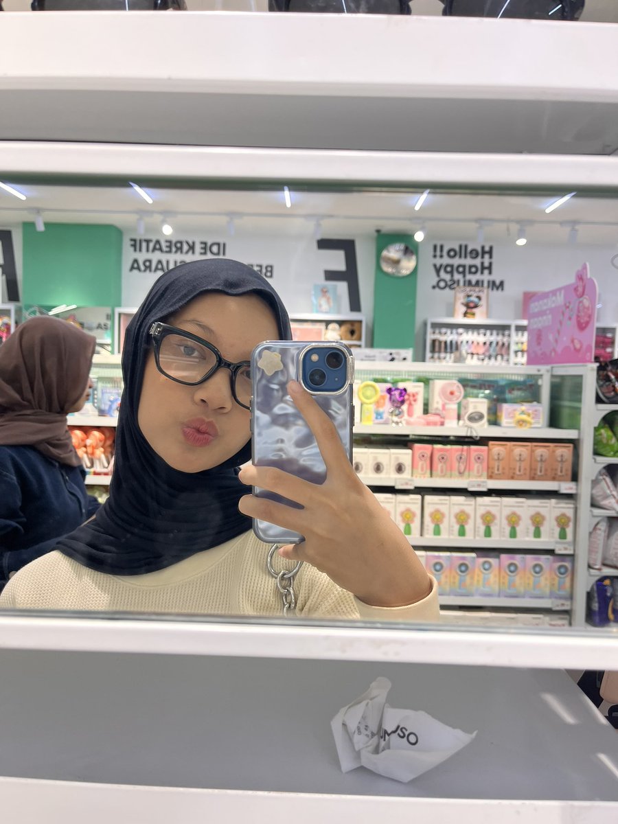 bwahpear's tweet photo. mirror selfie wrapped🥨🪞 https://t.co/r16nB684wp