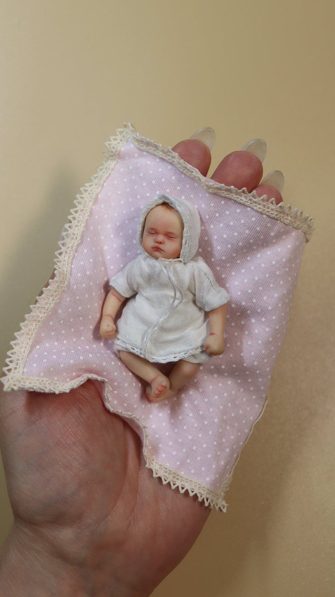 До Нового года осталось чуть-чуть.  И я напоминаю, что в продаже есть две кукольные миниатюры!
За RT отдельное спасибо 💗