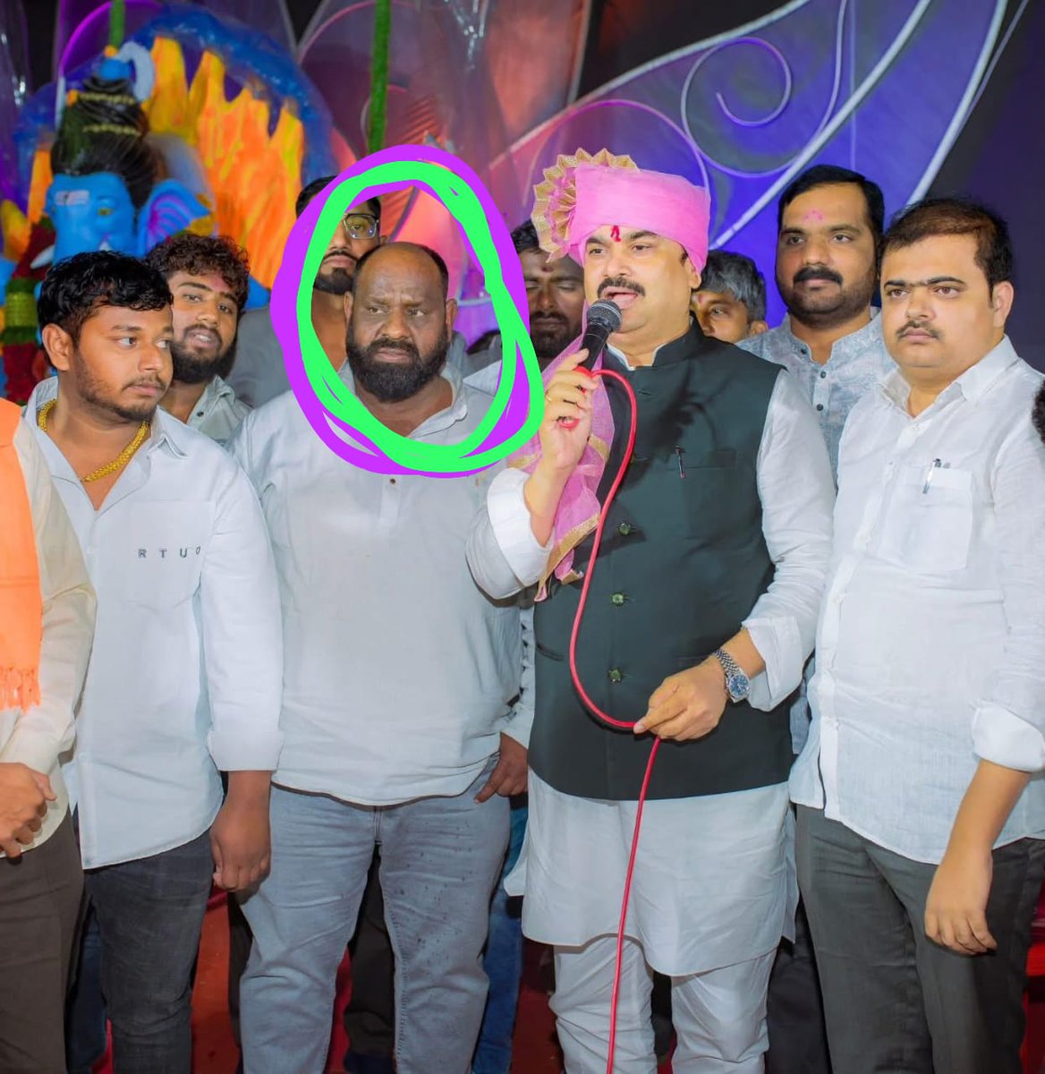 RRPSpeaks's tweet photo. जामखेडमधील हॉटेल कावेरीचे मालक रोहित अनिल पवार यांच्यावर गोळीबार केल्याप्रकरणी ज्यांच्यावर खुनाचा प्रयत्न केल्याचा गुन्हा दाखल झाला ते हे आहेत जामखेडमधील उल्हास विलास माने… याआधीही त्यांच्यावर डबल मर्डरचे गुन्हे दाखल आहेत. आता त्यांच्या पाठीशी कोण आहे, हे तुम्हीच या फोटोंमध्ये बघा.. गल्लीतलं भांडण विधिमंडळात नेणारेही हेच आहेत, ज्यांना केवळ माझे विरोधक आहेत म्हणून भाजपाने विविध पदे दिली.… आता एवढी मोठी राजकीय ताकद पाठीशी असेल तर जामखेडमधील या गुंडांमध्ये भरदिवसा गोळ्या झाडून सामान्य माणसांचे मुडदे पाडण्याची हिंमत का येणार नाही? आणि जामखेडमध्ये गुंडगिरीला कोण पोसतंय? याचं उत्तर मुख्यमंत्री महोदयांनी द्यावं!

@Dev_Fadnavis