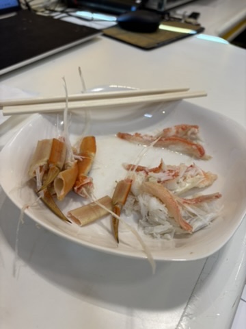 mai33's tweet photo. 蟹、この人生において一度も殻奉行やったことなく、ﾌﾟﾙﾌﾟﾙ震えながら手伝ってもらって（お掃除の方ありがとう🥹）きょうはすごく素敵に🦀出せて嬉しかった。
卵のパック的な感触が苦手で、食べるの専門でした😅みんなおいしいって言って食べてて幸せな日だった。#おいしいは正義 https://t.co/dS29X9r26j