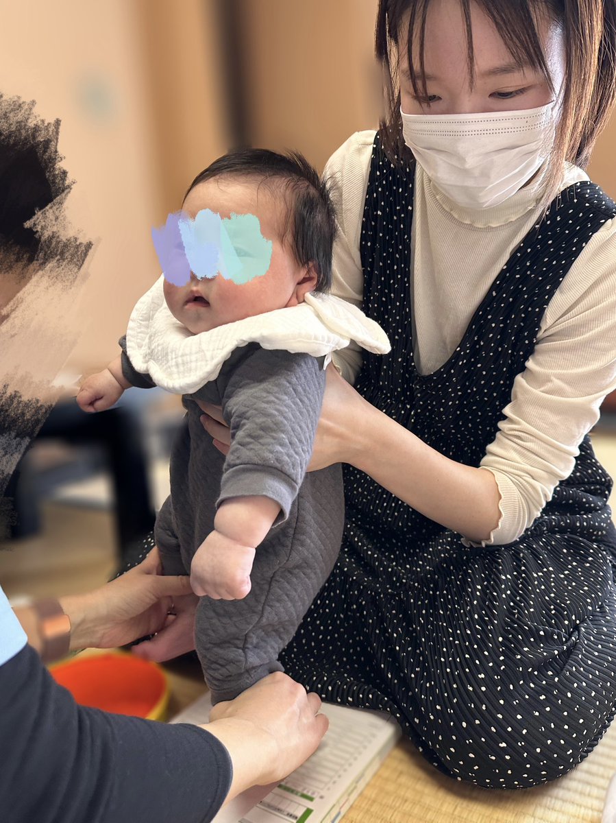su_zu00's tweet photo. 初！双子の会参加👶🏻👶🏻
足形取ってもらいました。
3ヶ月目前で2人とも6kg到達！ https://t.co/Ue0JhJQadp