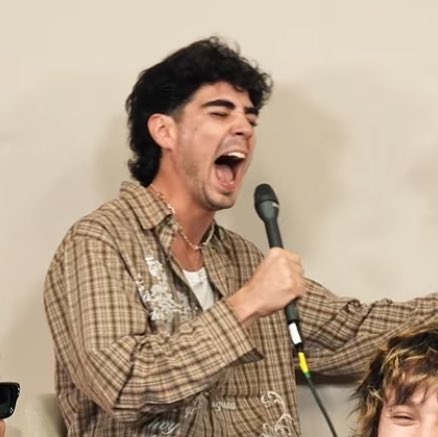 ES UNA ANÉCDOTA QUE SUENA COMO UN CHISTE, TU PREFERISTE TU CORAZÓN IGNORAR, Y A MI ME TOCA SOLTAR, AVANZAR Y DEJARTE ATRÁS OLVIDAR PA VOLVER A EMPEZAR CON ALGUIEN MÁS