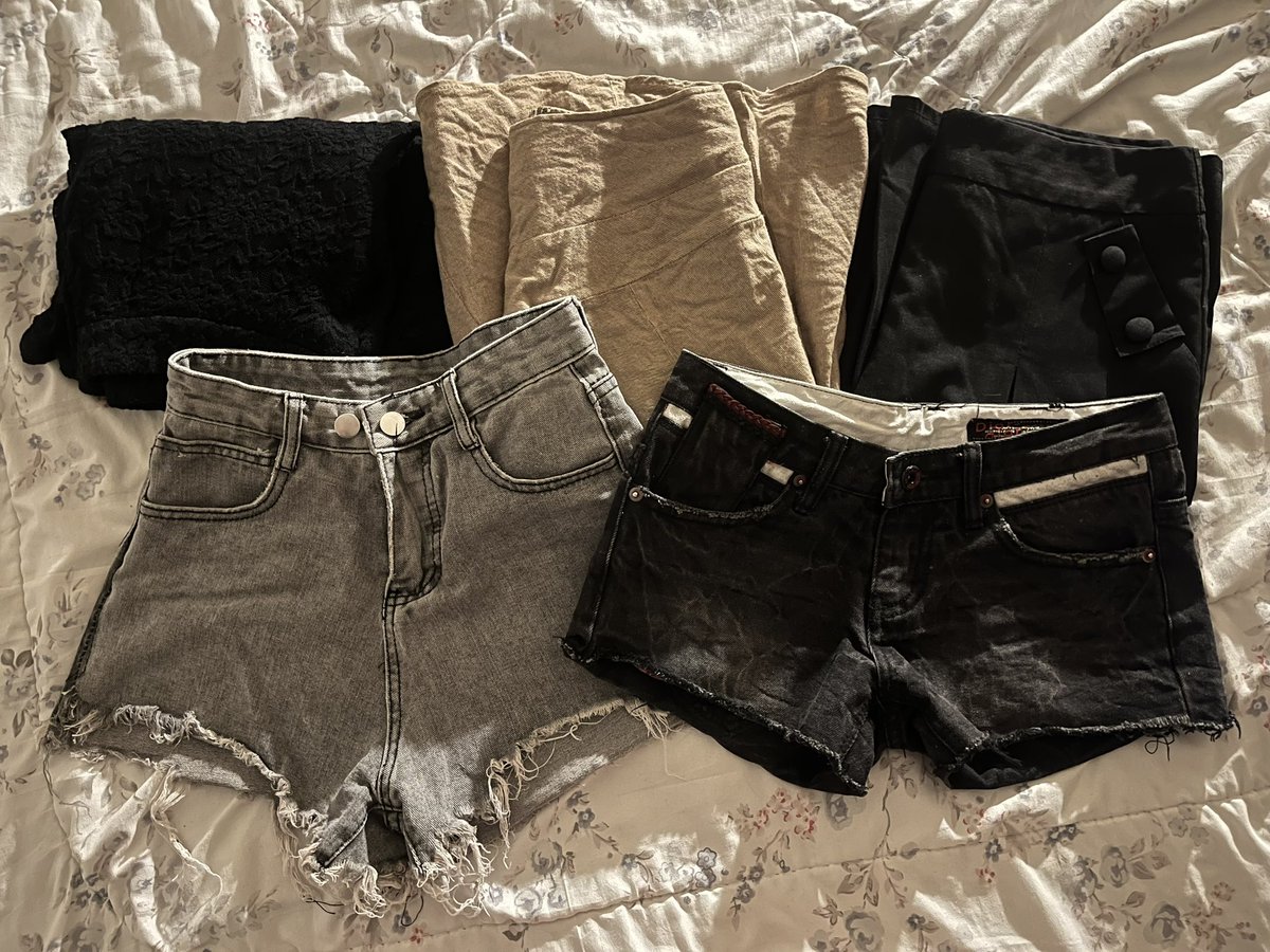 daisyfull_'s tweet image. โล๊ะตู้ ๆ ส่งต่อเสื้อผ้าของเค้าเองค่ะ 💭

vgh , duex , stylist , cintage , pokeepeeko , sunfap
📢 ค่าส่ง 45 .-
📮 สั่งซื้อทาง dm , mention 

#ส่งต่อเสื้อผ้ามือสอง #ส่งต่อเสื้อผ้ามือ2 #ส่งต่อเสื้อผ้า #ส่งต่อ #โล๊ะตู้ #ส่งต่อstylist #ส่งต่อcintage #ส่งต่อduex #vgh #vghbkkส่งต่อ