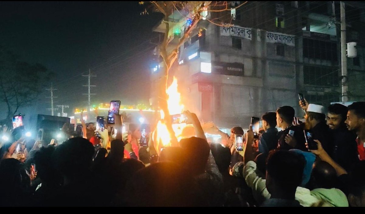 NamitaBalyan's tweet photo. Lynch*ng of Hindus and "Boycott India", Civil unrest, arsony and looting, Targeting of Indian embassy and officials, media houses on fire.

- Bangladesh under puppet PM Muhammed Yunus today. https://t.co/JvPYQrsqEM