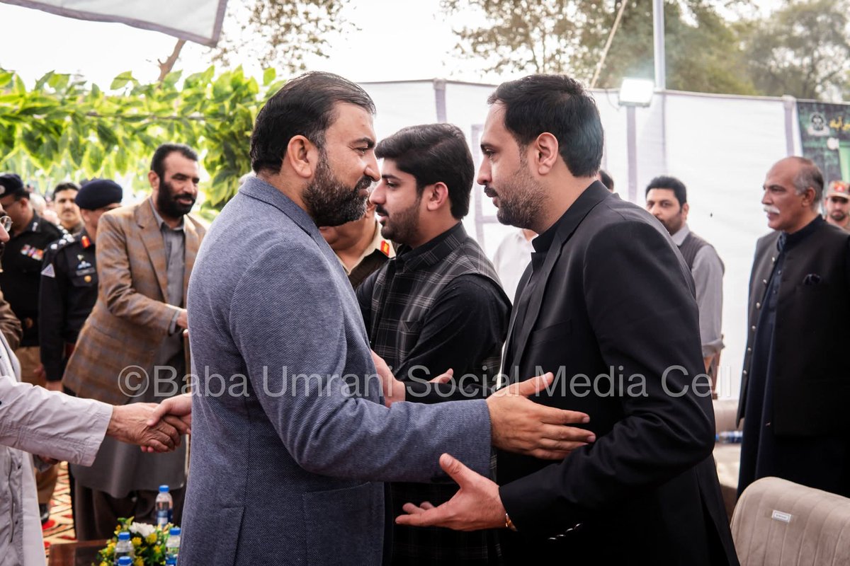 BabaUmraniMedia's tweet photo. ڈیرہ مُراد جمالی نصیر آباد

: ایف سی بلوچستان نارتھ کے زیر اہتمام نصیر آباد میں ایک عظیم الشان "گرینڈ جرگہ" کا انعقاد کیا گیا، جس کا مقصد عوامی مسائل سننا اور خطے میں امن و امان کی صورتحال کو بہتر بنانا تھا۔ جرگے میں گورنر بلوچستان جعفر خان مندوخیل، وزیراعلیٰ میر سرفراز خان بگٹی، کور کمانڈر بلوچستان لیفٹیننٹ جنرل راحت نسیم احمد، چیف سیکرٹری شکیل قادر خان اور آئی جی ایف سی نارتھ میجر جنرل محمد عاطف مجتبیٰ نے شرکت کی۔ 

اس موقع پر صوبائی وزراء، اعلیٰ سول و عسکری حکام اور قبائلی عمائدین کی بڑی تعداد بھی موجود تھی۔اس موقع پر صوبائی مشیر برائے محکمہ لیبر اینڈ مین پاور سردار بابا غلام رسول عمرانی نے معزز مہمانوں کو روایتی بلوچی پگڑیاں پہنائیں اور جرگے کے کامیاب انعقاد پر مبارکباد پیش کی۔