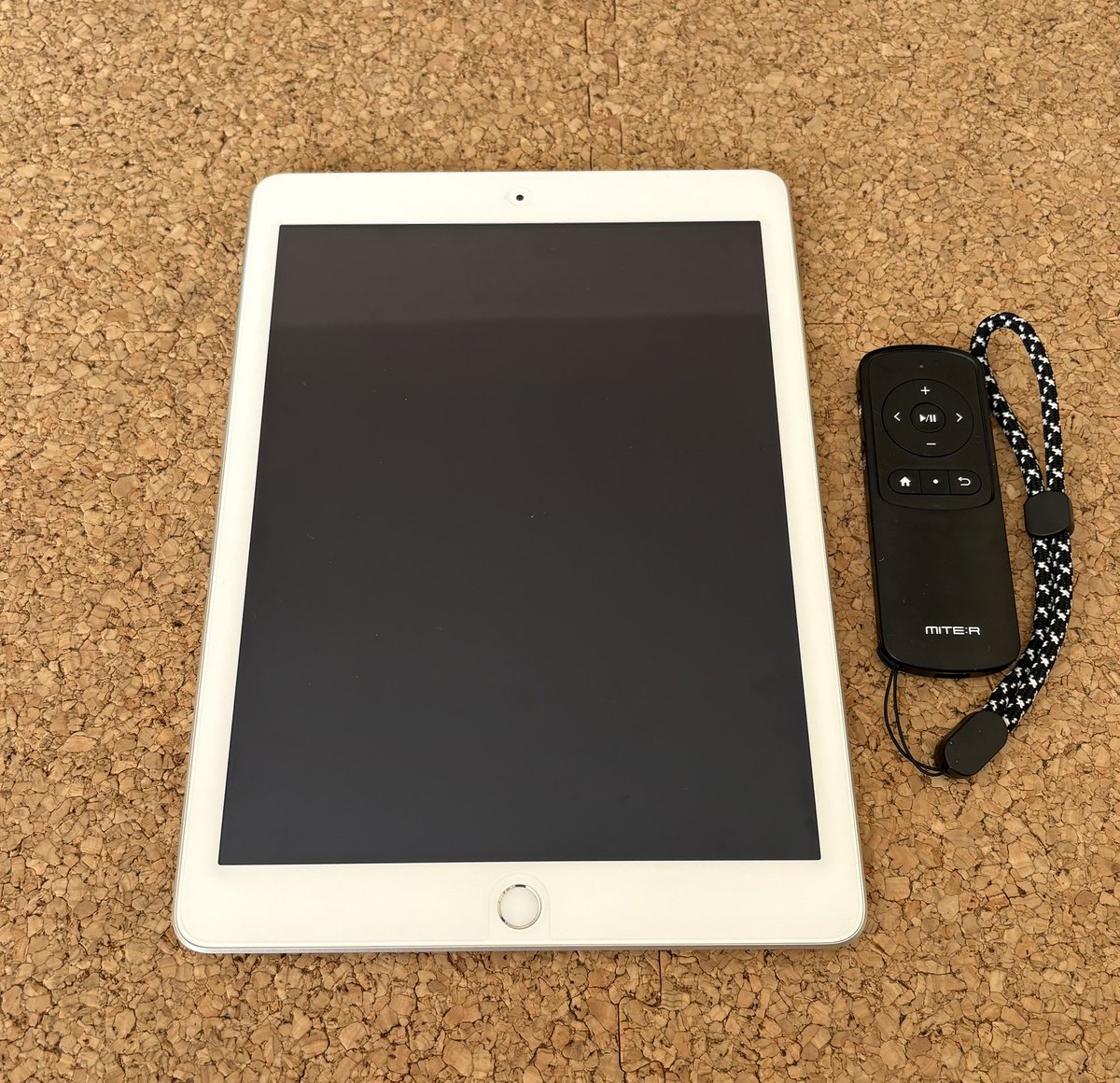 handlerkaorin's tweet photo. #MITER さんより、#ミテルBluetoothリモコン をご提供いただきましたので、自分なりの使い方、3選ご紹介します。
①YouTubeリモコンとして
ダイエット動画を見ながら操作。動きながら止めたり再生したりが必要なので、実はこれが1番役に立った。
②電子書籍リーダーリモコンとして
ページ送り、戻しがリモコンでできるのは想像以上に楽チン。画面に指紋がつかないのも良い。
③音楽プレーヤーリモコンとして
これはiPadの写真ですが、最大3台までペアリングが可能なので、iPhoneでも使用しています。コンパクトなので満員電車の中での曲送り、曲戻し、ボリュームの上げ下げが便利。
びっくりするくらい軽いので、特にスマホ手首の方はお試しあれ。