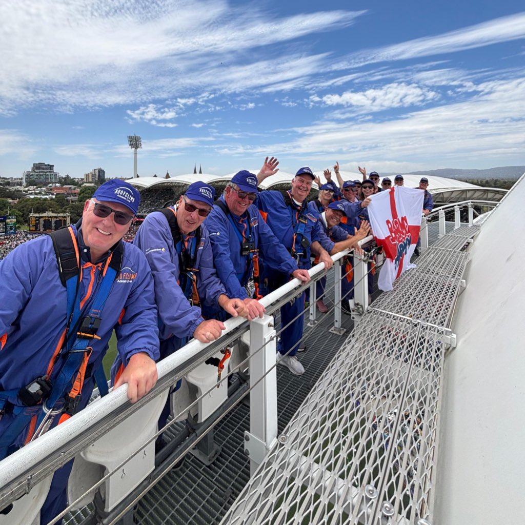 TheBarmyArmy's tweet photo. Flying our flag at the top of the Adelaide Oval 🏴󠁧󠁢󠁥󠁮󠁧󠁿

Incredible experience for our @BarmyArmyTravel members 🙌

#Ashes https://t.co/KsAVSaRou0