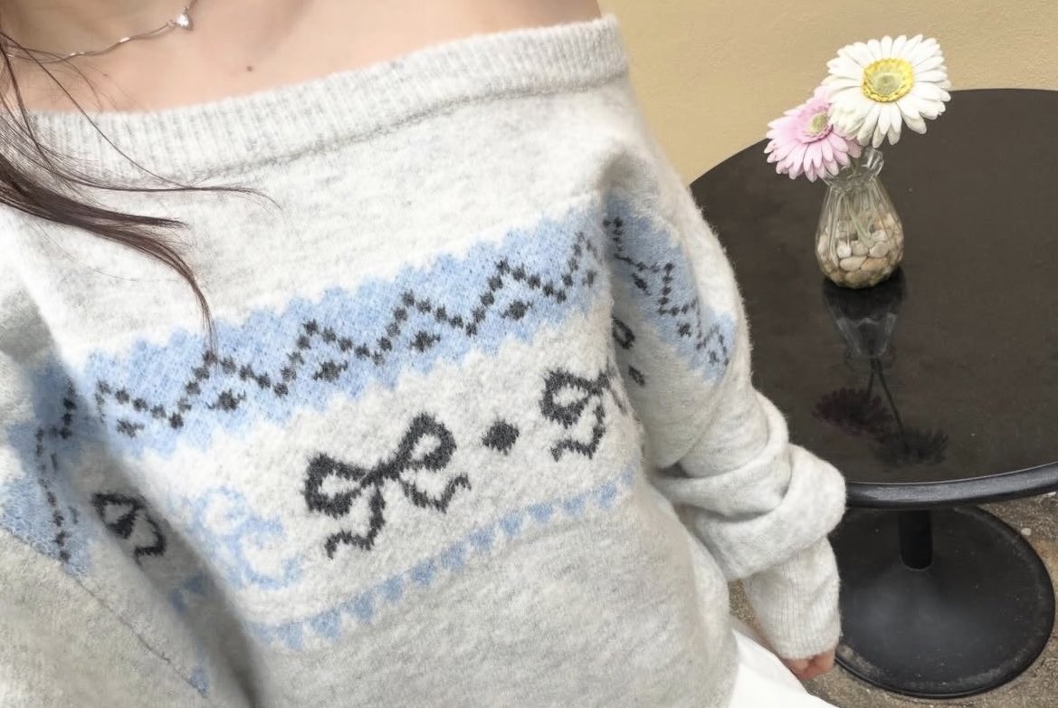 ไปเจอมาอีกแล้วว เป็นสเวตเตอร์ที่ตะโกนคำว่าน่ารักสุบบๆ🤏🏻 นี่ชอบลายมากๆ ถุกจัยสายสเวตเตอร์เลย ใครมีแพลนเที่ยวแนะนำเลยย🩰🎧💭