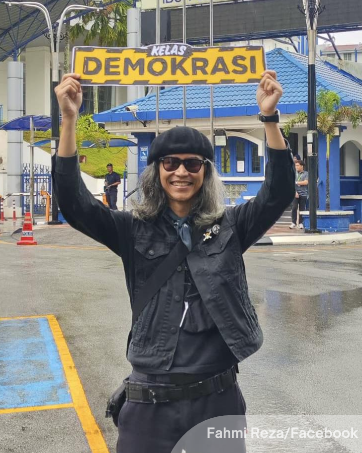NewsBFM's tweet photo. Graphic artist Fahmi Reza has been arrested over a social media post alleged to have insulted Tunku Ismail.

Fahmi has made nine posts since Dec 15 related to the Johor royalty, including questioning the Regent's ability to act without facing legal consequences.

🧵1 https://t.co/i8GUTyEp3G